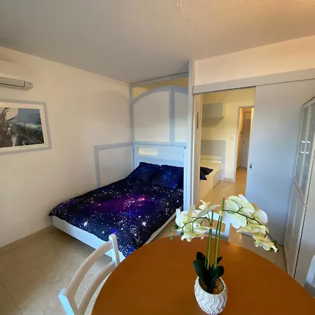 Joli Climatisé Au Port De - Proche Plages Et Commerces - Linge De Maison Fourni Hyères