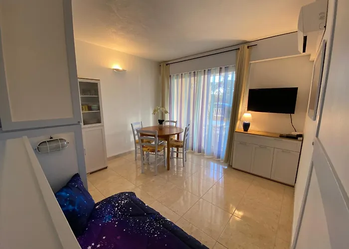 Joli Climatisé Au Port De - Proche Plages Et Commerces - Linge De Maison Fourni Appartement *