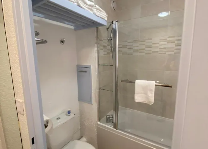 Joli Climatise Au Port De - Proche Plages Et Commerces - Linge De Maison Fourni Hyeres